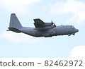 美國空軍C-130H大力神戰術運輸機在天上飛 82462972