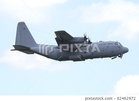 美國空軍C-130H大力神戰術運輸機在天上飛 82462972