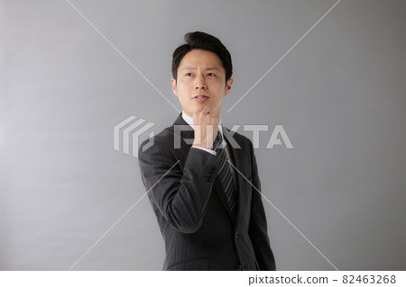 businessman thinking 82463268