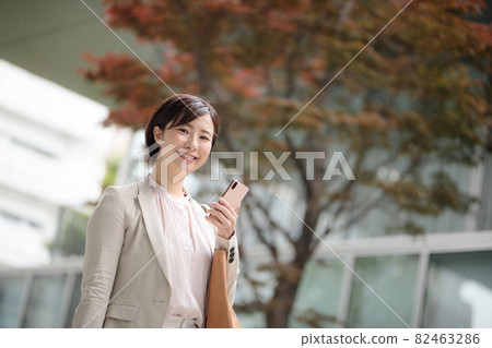 Business woman smartphone outdoors 82463286