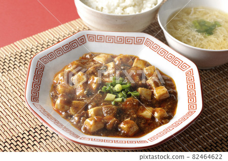 熱四川麻婆豆腐配大量豆腐、米飯和雞蛋湯 82464622