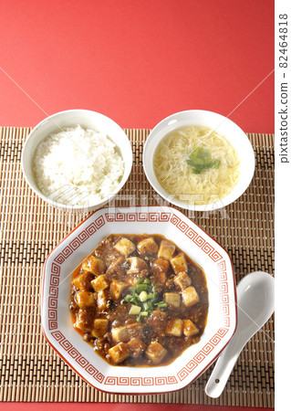 A bird's-eye view of hot Sichuan-style mapo tofu, rice, egg soup, and astragalus, which contain a lot of tofu. 82464818
