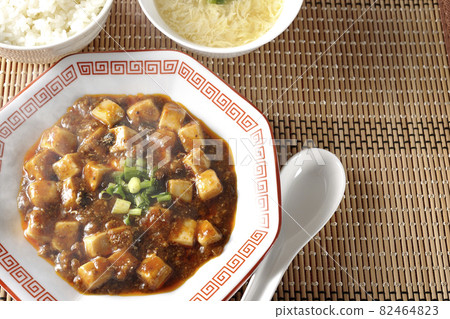 A bird's-eye view of hot Sichuan-style mapo tofu, rice, egg soup, and astragalus, which contain a lot of tofu. 82464823