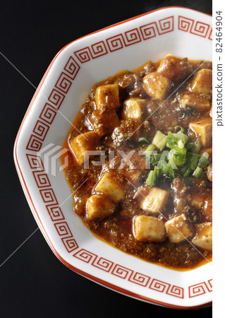 A bird's-eye view of hot Sichuan-style mapo tofu with a lot of tofu on a black background A bird's-eye view of hot Sichuan-style mapo tofu with a lot of tofu on a black background 82464904