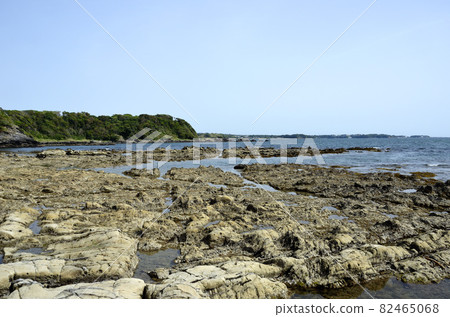 Rocky shore Rocky shore 82465068