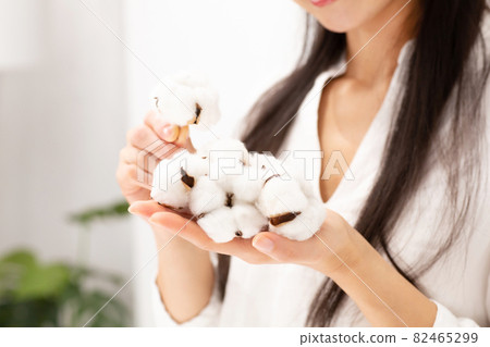 Cotton cotton ball at hand Cotton cotton ball at hand 82465299