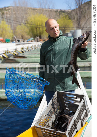 Male fishing sturgeon 82467204