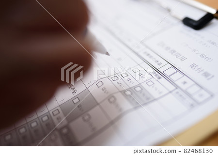 Coronavirus vaccination Filling out a pre-examination slip Reservation for new coronavirus vaccination Elderly female scene to fill out Coronavirus vaccination Filling out a pre-examination slip Reservation for new coronavirus vaccination Elderly female scene to fill out 82468130