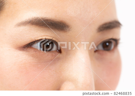 Middle-aged woman around the eyes Middle-aged woman around the eyes 82468835