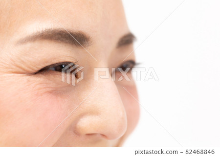 中年女人眼睛周圍 82468846