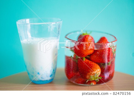 一杯牛奶和草莓 82470156
