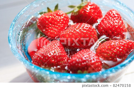 在一個小玻璃碗裡的草莓 82470158