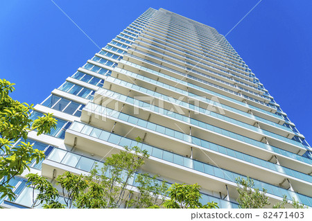 A tower apartment looking up at the refreshing blue sky 82471403