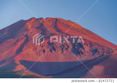 (Shizuoka Prefecture) Autumn Mt. Fuji seen from Mizugatsuka Park at dawn 82472711