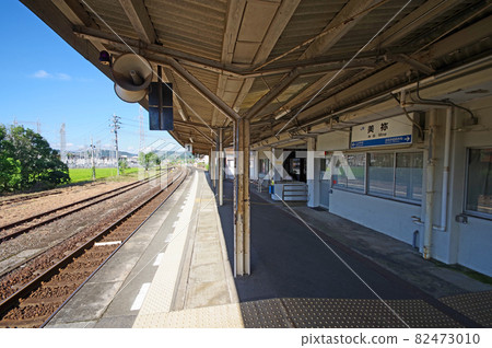 山口縣礦山市JR西礦山站站台和鐵軌 山口縣礦山市JR西礦山站站台和鐵軌 82473010