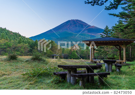(Shizuoka Prefecture) Autumn Mt. Fuji seen from Mizugatsuka Park in the early morning 82473050