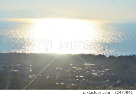 It is the scenery on the Izu Peninsula. The setting sun is reflected on the surface of the sea, causing halation. It is the scenery on the Izu Peninsula. The setting sun is reflected on the surface of the sea, causing halation. 82473941