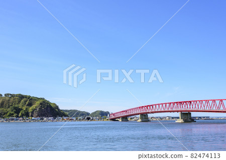 北海道東部厚岸的大海、橋樑和城鎮 82474113