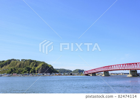 北海道東部厚岸的大海、橋樑和城鎮 北海道東部厚岸的大海、橋樑和城鎮 82474114