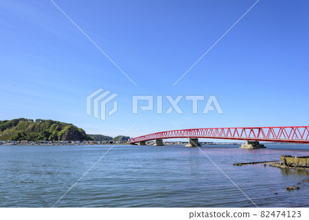 The sea, bridges and towns of Akkeshi in the eastern part of Hokkaido 82474123
