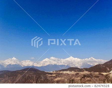 中國雲南省,朝陽下的藏傳佛教聖山,烏梅里雪山 中國雲南省,朝陽下的藏傳佛教聖山,烏梅里雪山 82474328