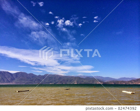 中國雲南省冬天在瀘沽湖上漂浮的小船 82474392
