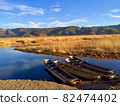 一艘漂浮在中國雲南省瀘沽湖沼澤中的小船 82474402
