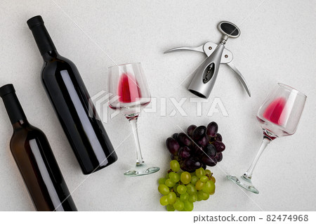Two glasses of red wine and grapes. Top view 82474968