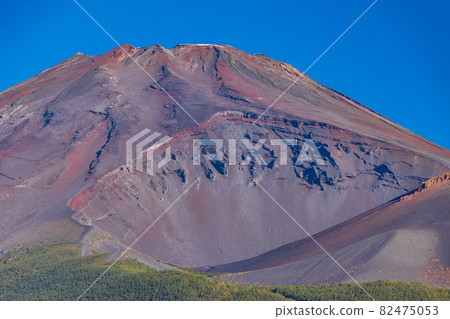 (Shizuoka Prefecture) The first snowfall on the summit of Mt. Fuji 82475053
