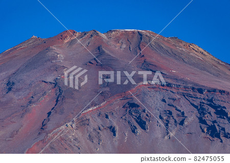 (Shizuoka Prefecture) The first snowfall on the summit of Mt. Fuji 82475055