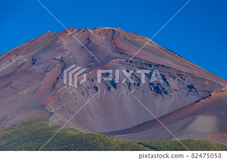 (Shizuoka Prefecture) The first snowfall on the summit of Mt. Fuji 82475058