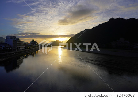 Nagara River and Mt. Kinka in the autumn sunrise Nagara River and Mt. Kinka in the autumn sunrise 82476068