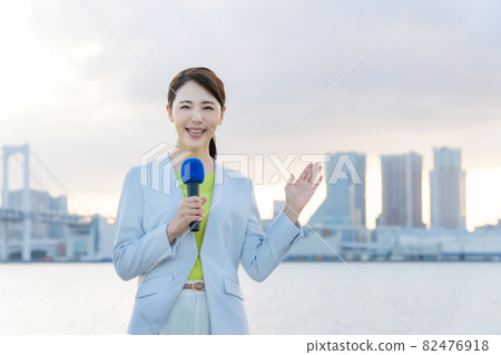 站在城市前的女播音員 82476918