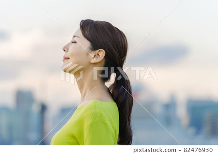 在城市前閉上眼睛的女人 82476930