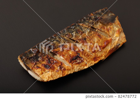 Grilled mackerel with salt 82478772