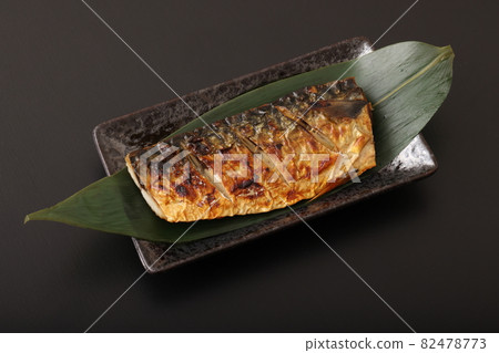 Grilled mackerel with salt 82478773