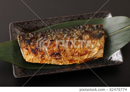Grilled mackerel with salt 82478774