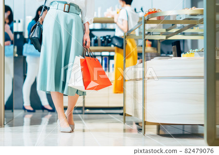 Women shopping: Photographing cooperation: g GIFT AND LIFESTYLE 82479076