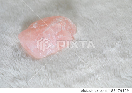 愛之石玫瑰石英白色背景 愛之石玫瑰石英白色背景 82479539