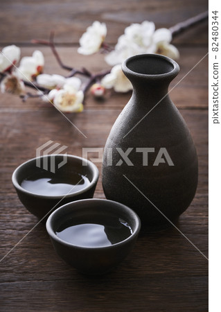 清酒和白梅 Inoguchi 和清酒瓶 清酒和白梅 Inoguchi 和清酒瓶 82480344