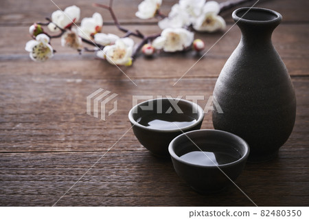 清酒和白梅 Inoguchi 和清酒瓶 82480350