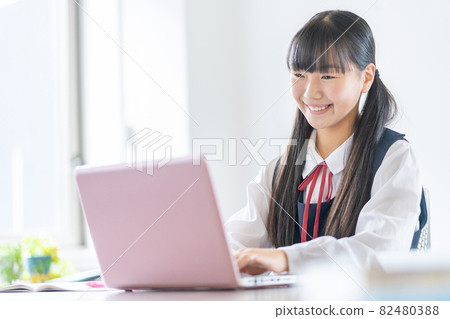 使用電腦學習的女孩攝影合作:WEEK Shiba Daimon(Sun Frontier Real Estate) 使用電腦學習的女孩攝影合作:WEEK Shiba Daimon(Sun Frontier Real Estate) 82480388