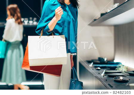Women shopping: Photographing cooperation: g GIFT AND LIFESTYLE Women shopping: Photographing cooperation: g GIFT AND LIFESTYLE 82482103
