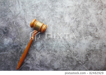 Top view of gavel on black background with copy space Top view of gavel on black background with copy space 82482929