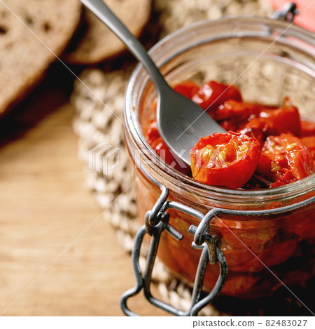Sun-dried cherry tomatoes with olive oil and balsamic vinegar 82483027