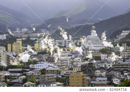 從Yukemuri展望台（大分縣別府市）看到的鐵輪溫泉街的美麗景色 82484716