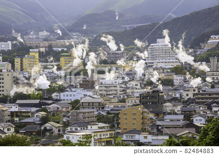Beautiful scenery of Kannawa Onsen town seen from Yukemuri Observatory (Beppu City, Oita Prefecture) 82484883