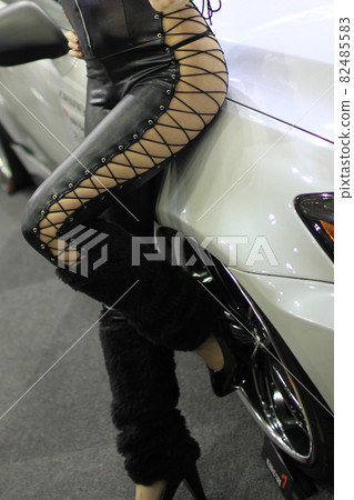 Amiami's legs of a woman leaning on a car 82485583