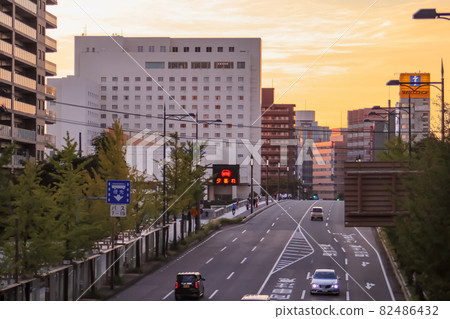 黃昏的萬台橋通 82486432