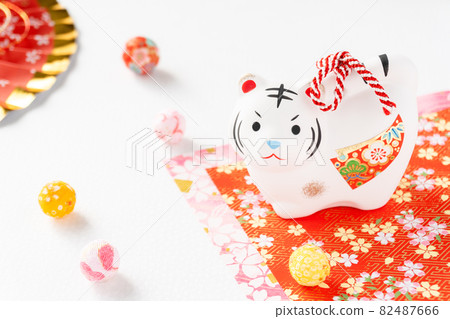 虎年賀年卡:白虎生肖和紅折扇 虎年賀年卡:白虎生肖和紅折扇 82487666